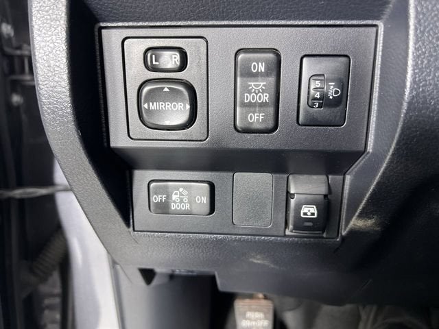 2017 Toyota Tundra SR5 5.7L V8